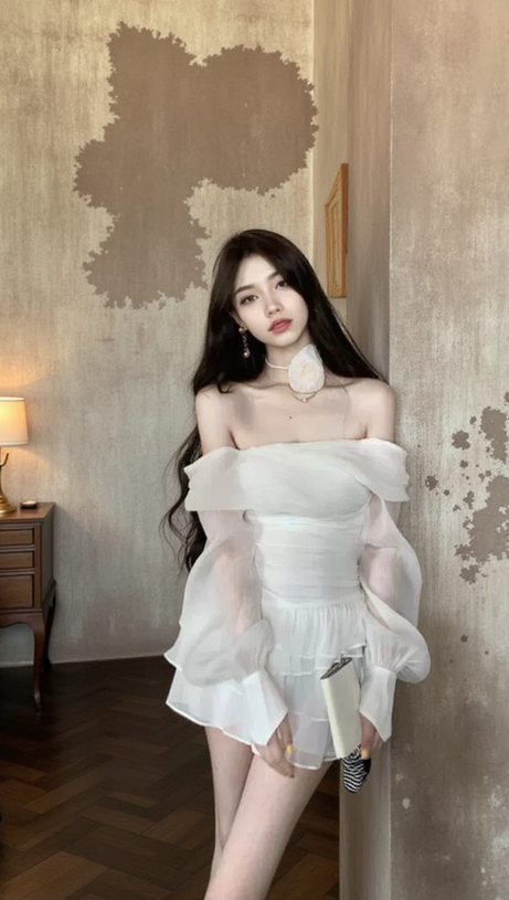 ABITO IN CREPE DI RETE CON MANICHE A SBUFFO E BORDI A VOLANT, BIANCO