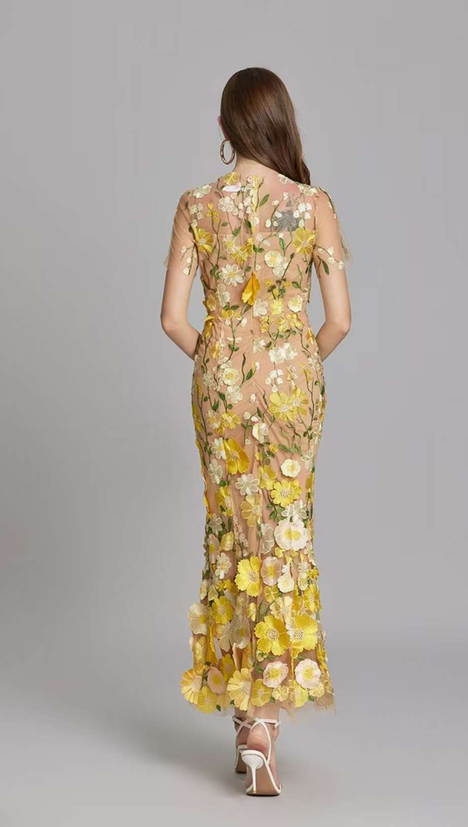 MIDIKLEID AUS MESH MIT FISCHSCHWANZ UND BLUMENSTICKEREI IN GELB