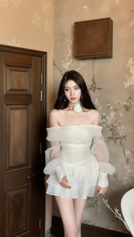 ABITO IN CREPE DI RETE CON MANICHE A SBUFFO E BORDI A VOLANT, BIANCO