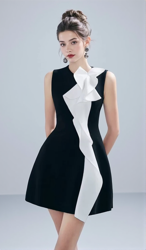 MINIKLEID MIT RÜSCHEN UND PATCHWORK IN KONTRASTFARBE