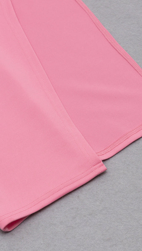 ABITO ROSA CON SCOLLO ASIMMETRICO, SPACCHI SULLA COSCIA E TAGLIO