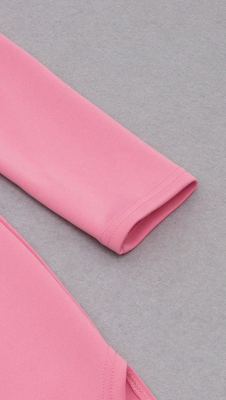 ABITO ROSA CON SCOLLO ASIMMETRICO, SPACCHI SULLA COSCIA E TAGLIO