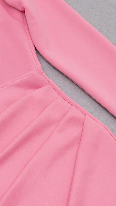 ABITO ROSA CON SCOLLO ASIMMETRICO, SPACCHI SULLA COSCIA E TAGLIO