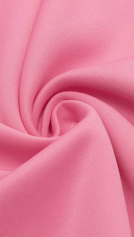 ABITO ROSA CON SCOLLO ASIMMETRICO, SPACCHI SULLA COSCIA E TAGLIO