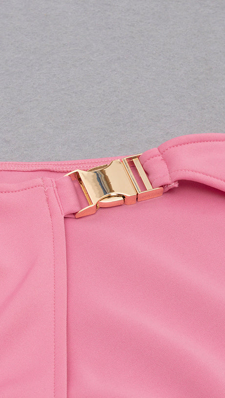 ABITO ROSA CON SCOLLO ASIMMETRICO, SPACCHI SULLA COSCIA E TAGLIO