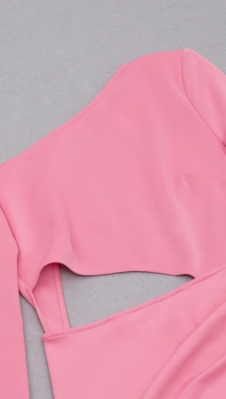 ABITO ROSA CON SCOLLO ASIMMETRICO, SPACCHI SULLA COSCIA E TAGLIO