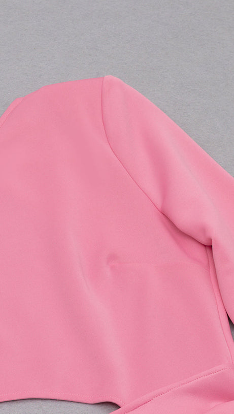 ABITO ROSA CON SCOLLO ASIMMETRICO, SPACCHI SULLA COSCIA E TAGLIO