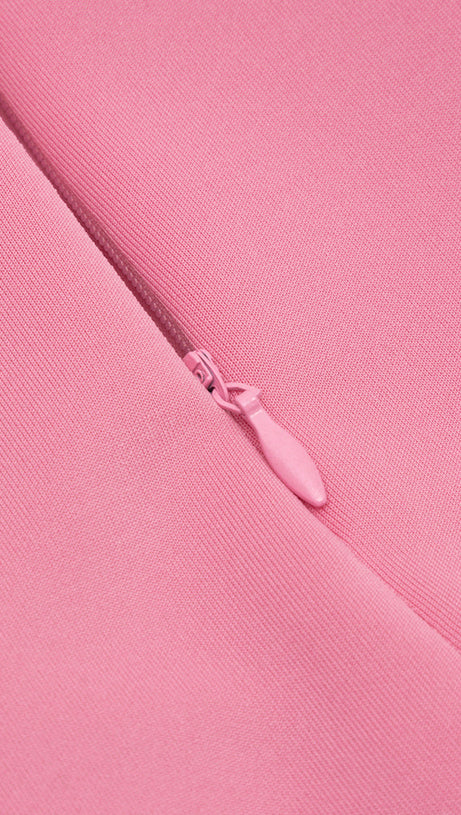 ABITO ROSA CON SCOLLO ASIMMETRICO, SPACCHI SULLA COSCIA E TAGLIO