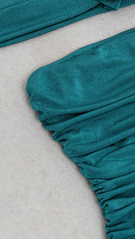 Schulterfreies, gerafftes Glitzerkleid mit Meerjungfrauen-Saum