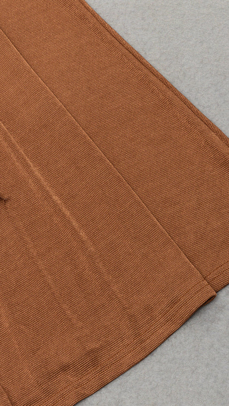 Plissiertes Wickelkleid mit Fischschwanz und Luftschlangen 