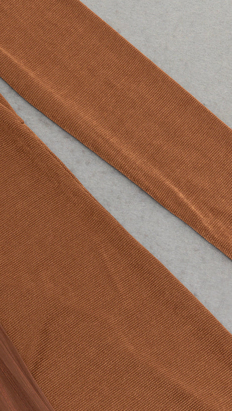 Plissiertes Wickelkleid mit Fischschwanz und Luftschlangen 