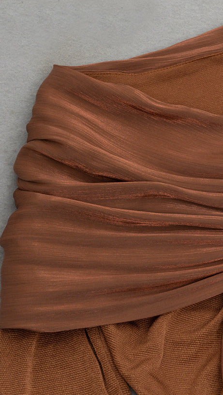 Plissiertes Wickelkleid mit Fischschwanz und Luftschlangen 