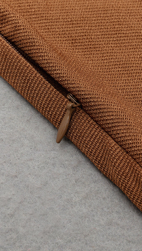 Plissiertes Wickelkleid mit Fischschwanz und Luftschlangen 