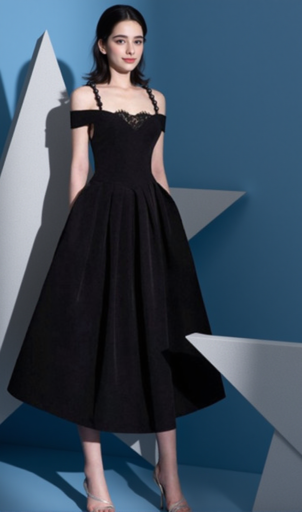 AMY MIDI-KLEID MIT SPITZE UND V-AUSSCHNITT UND PERLTRÄGERN IN SCHWARZ