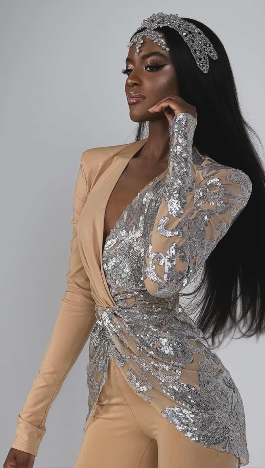 Langarm-Jumpsuit mit Pailletten in Sandsilber