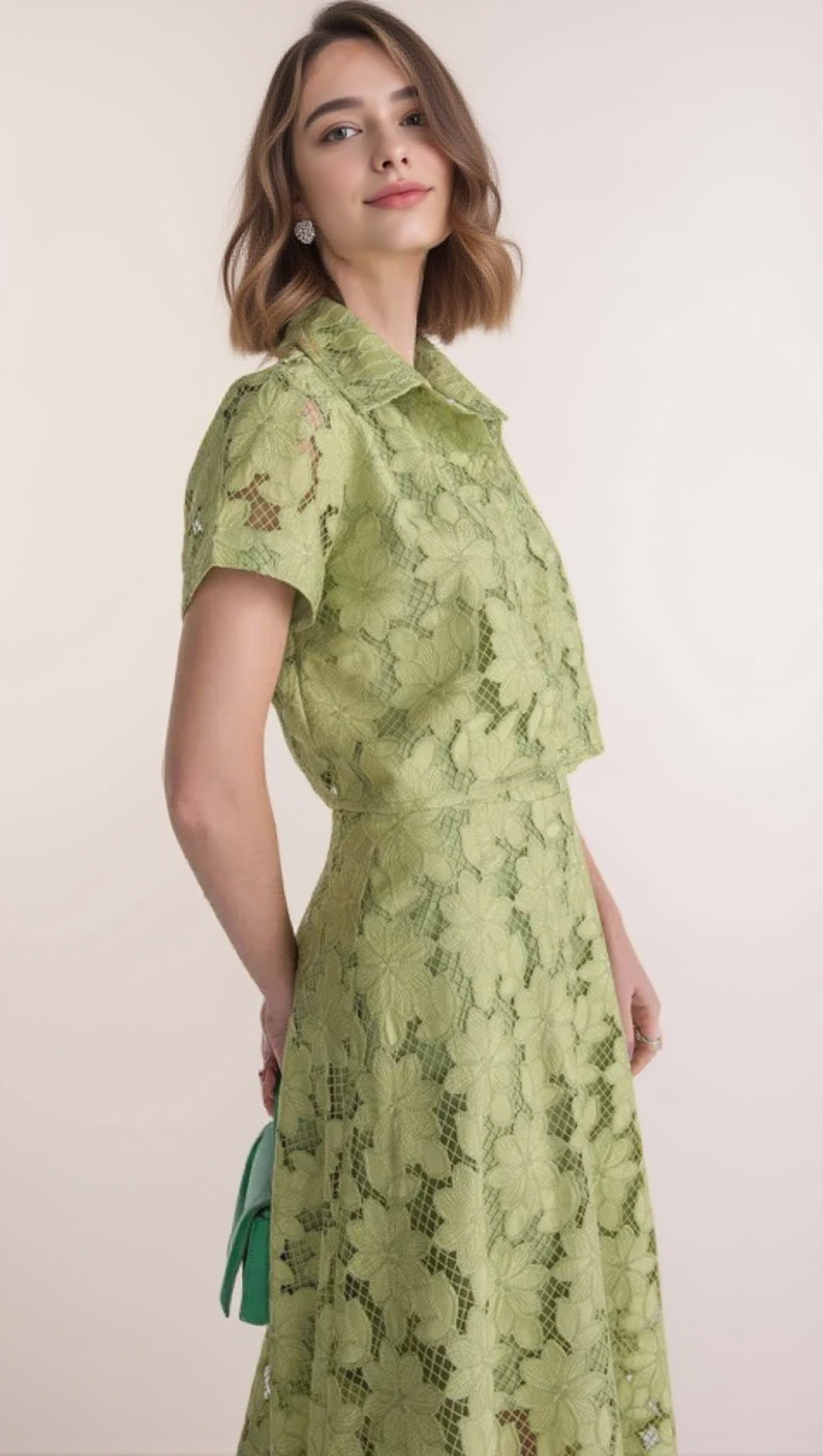 Completo con gonna midi corta in rete guipure verde