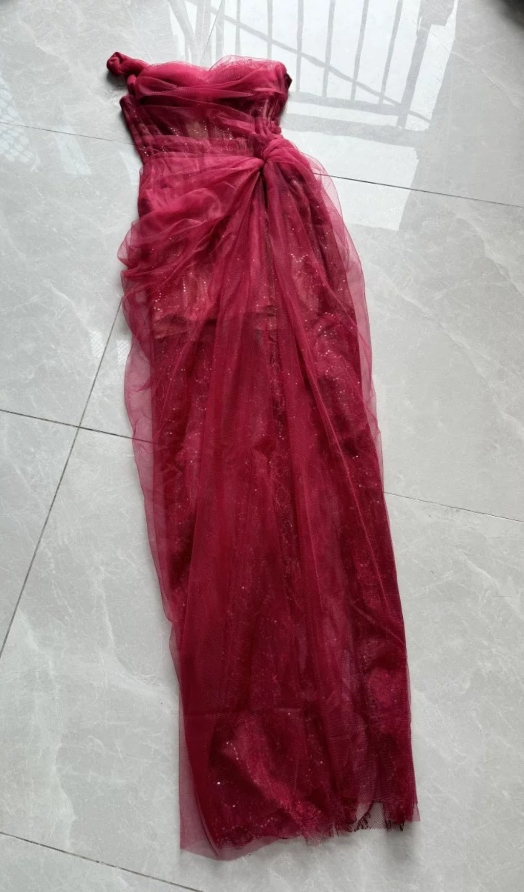 MIDIKLEID AUS MESH MIT RÜSCHEN UND EINER SCHULTER