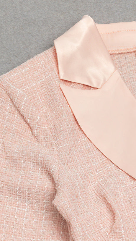 MIDIKLEID MIT ANZUGKRAGEN, METALLKNÖPFEN UND RÜSCHEN