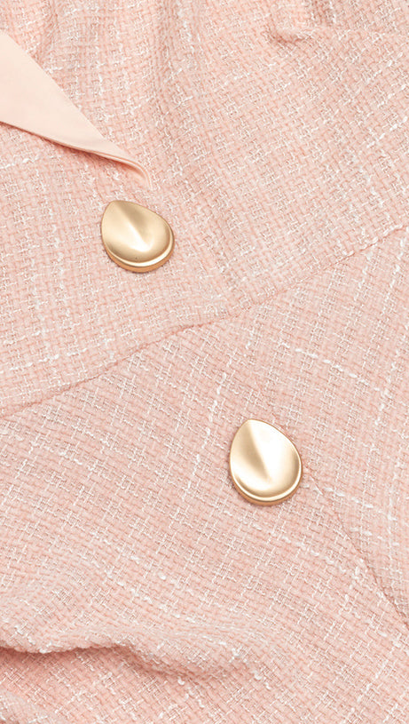 MIDIKLEID MIT ANZUGKRAGEN, METALLKNÖPFEN UND RÜSCHEN