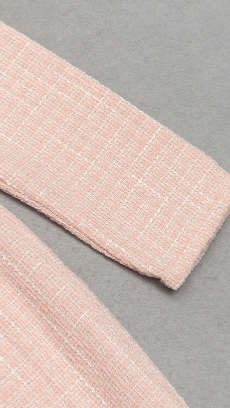 MIDIKLEID MIT ANZUGKRAGEN, METALLKNÖPFEN UND RÜSCHEN