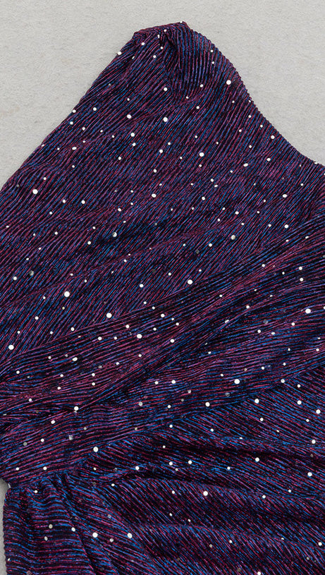 PLUS EINSCHULTERIGES, DRAPIERTES, SEITLICH GESCHLITZTES OBERSCHENKELKLEID