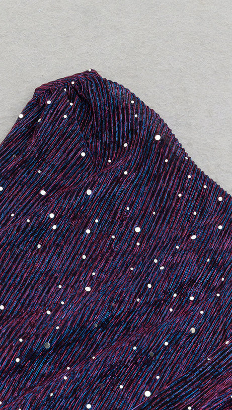 PLUS EINSCHULTERIGES, DRAPIERTES, SEITLICH GESCHLITZTES OBERSCHENKELKLEID