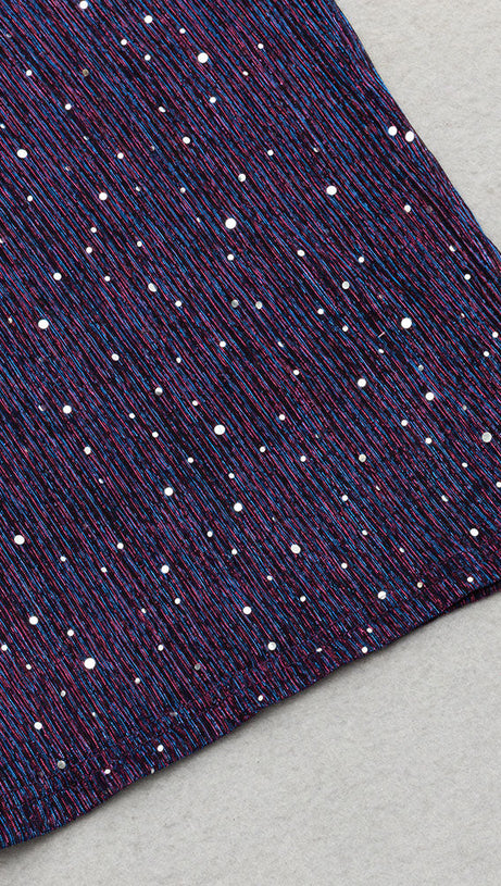 PLUS EINSCHULTERIGES, DRAPIERTES, SEITLICH GESCHLITZTES OBERSCHENKELKLEID