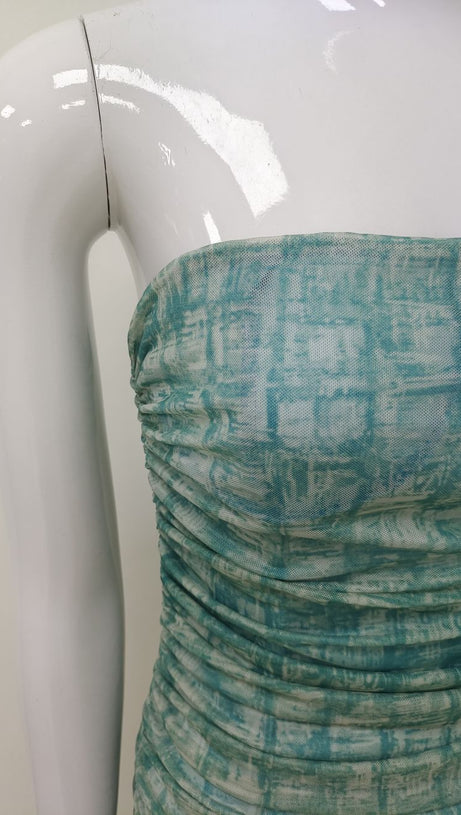 GRÜNES TRÄGERLOSES MIDIKLEID MIT RÜSCHEN 