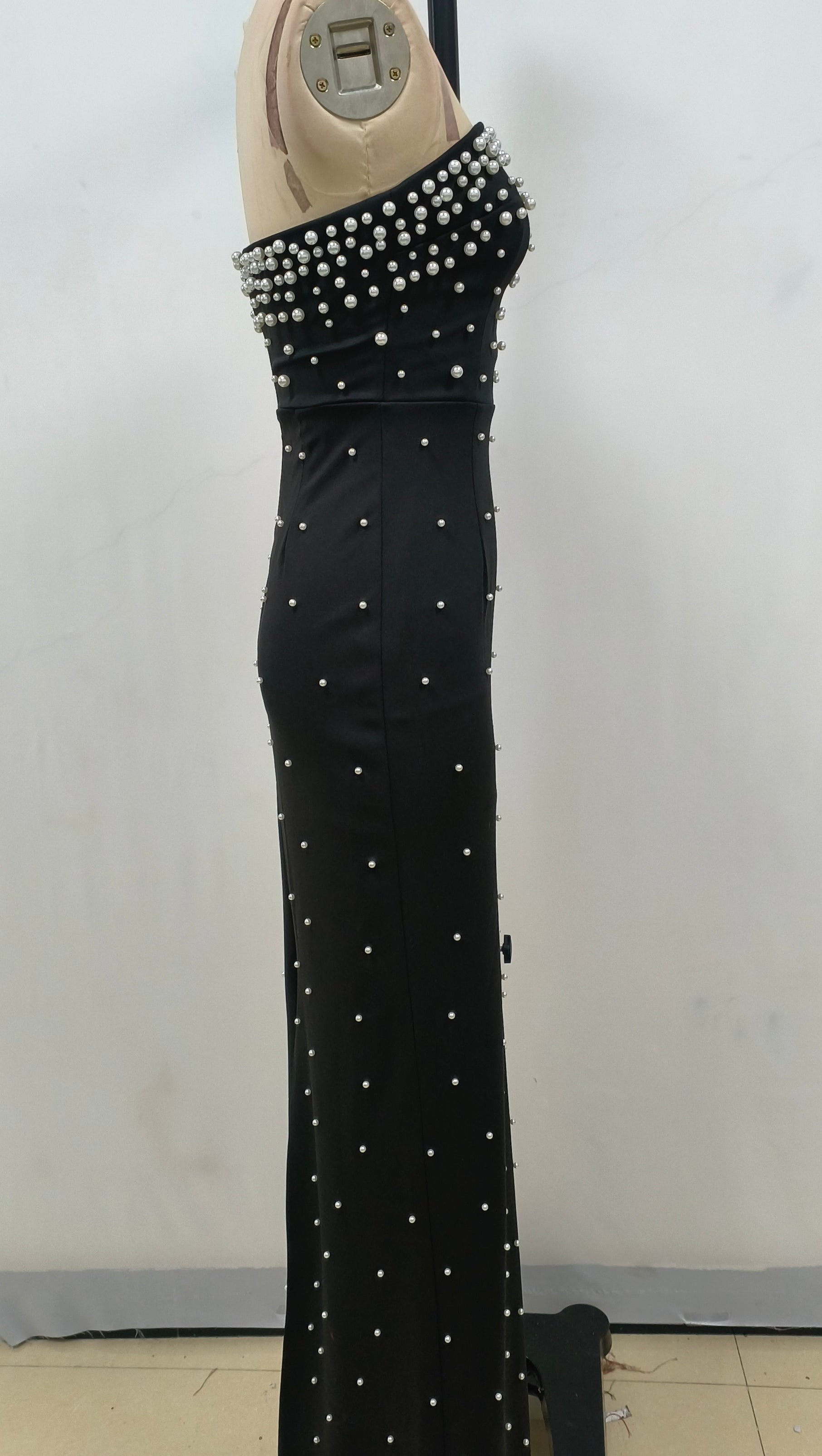 Trägerloses Maxikleid mit Perlen in Schwarz 