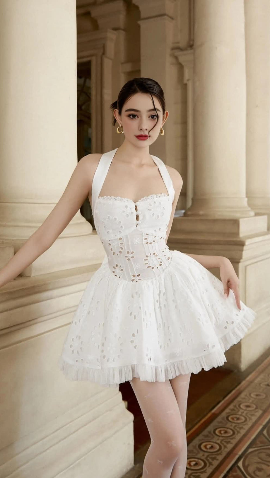 Neckholder-Minikleid mit Stickerei in Weiß