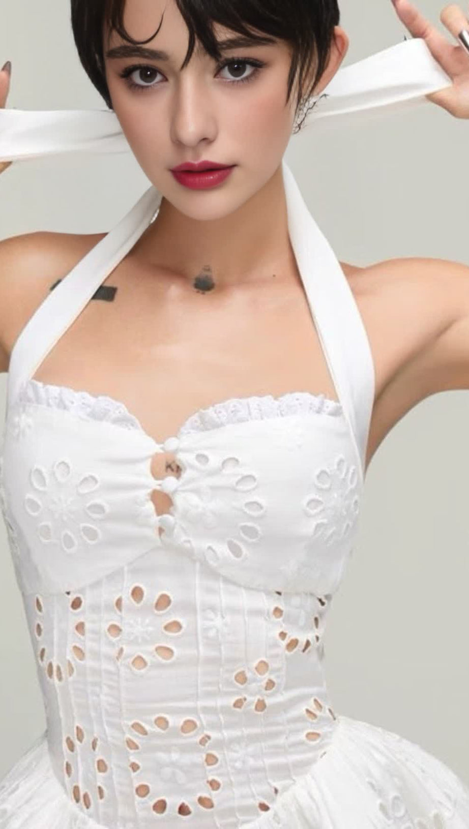 Neckholder-Minikleid mit Stickerei in Weiß