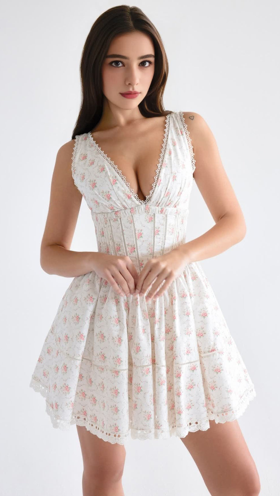 BEZAUBERNDES MINIKLEID MIT ROSENPRINT