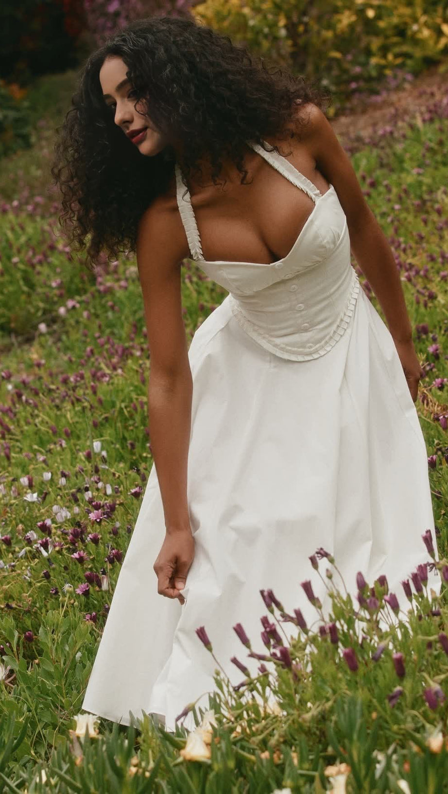 WEISSES MIDIKLEID AUS STRETCH-BAUMWOLLE MIT HALSRAND 