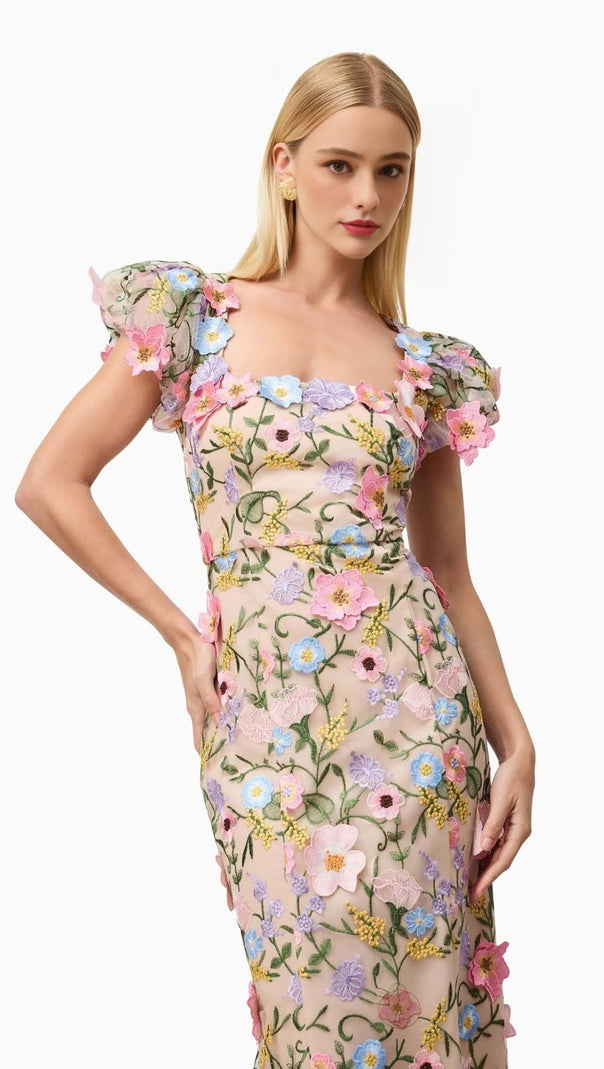 Nydia mehrfarbiges Maxikleid mit quadratischem Kragen und 3D-Blumenstickerei 