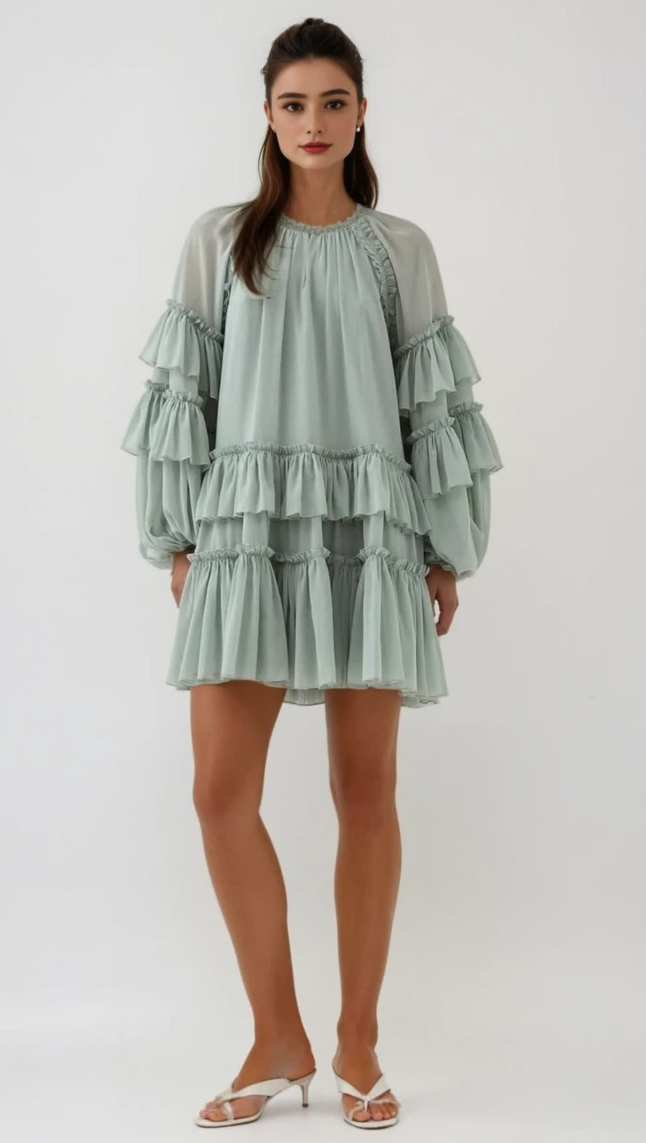 Freda – Grünes Minikleid aus Netzstoff mit Ballonärmeln und Rüschen