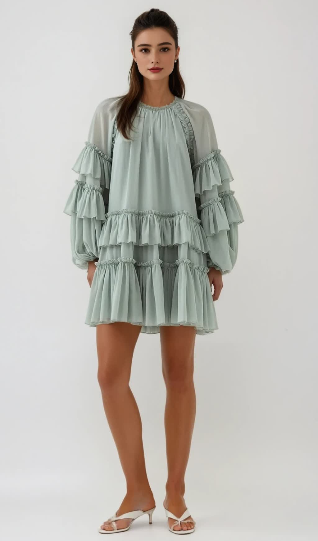 Freda – Grünes Minikleid aus Netzstoff mit Ballonärmeln und Rüschen