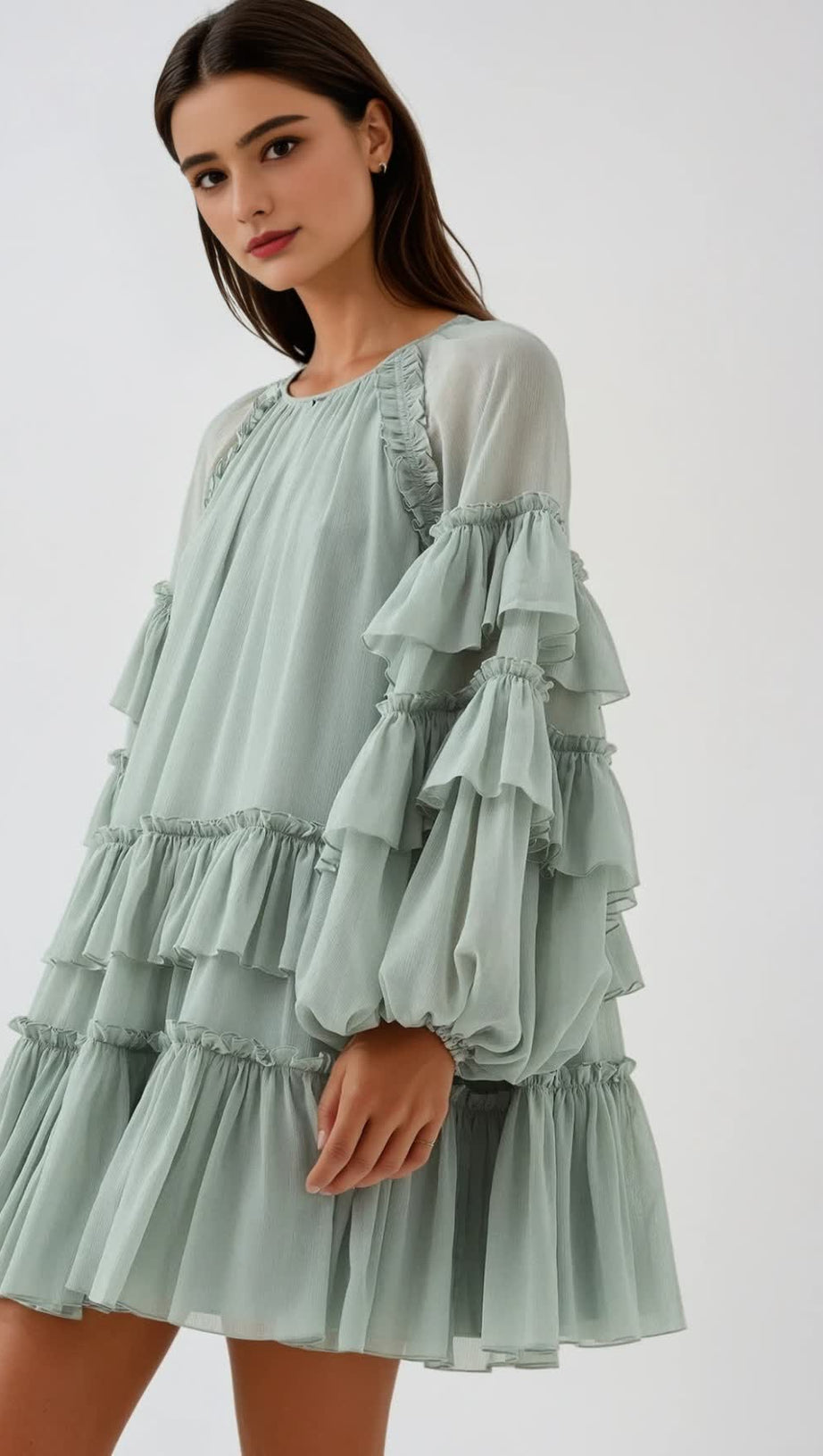 Freda – Grünes Minikleid aus Netzstoff mit Ballonärmeln und Rüschen