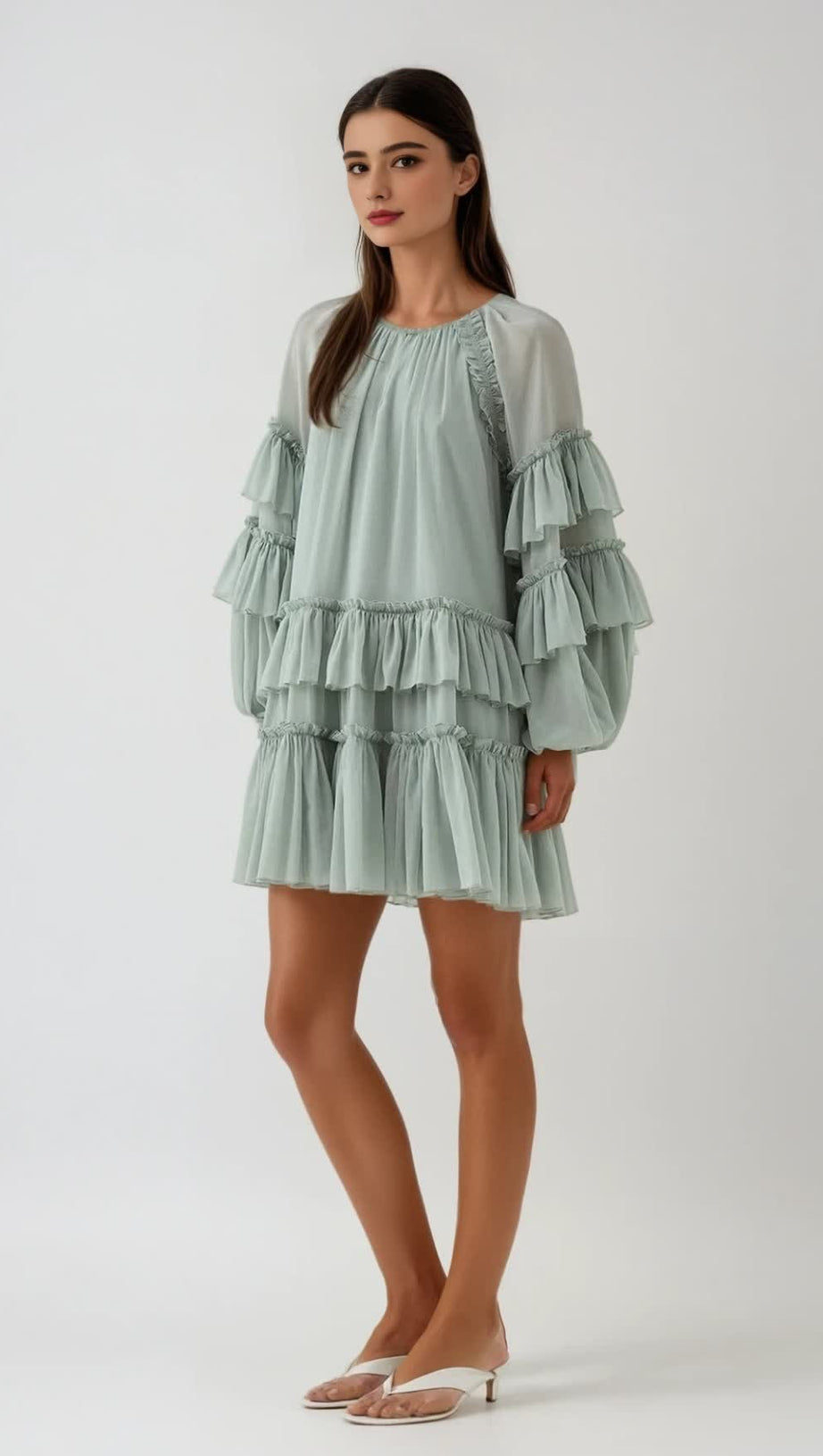 Freda – Grünes Minikleid aus Netzstoff mit Ballonärmeln und Rüschen