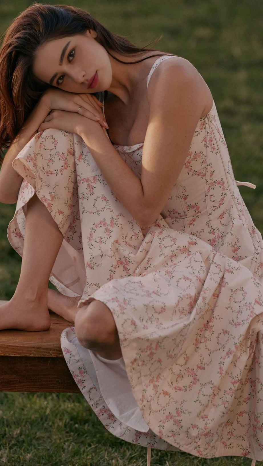 Gemma – Cremefarbenes Midikleid aus Stretch-Baumwolle mit Blumenmuster und Schnürung