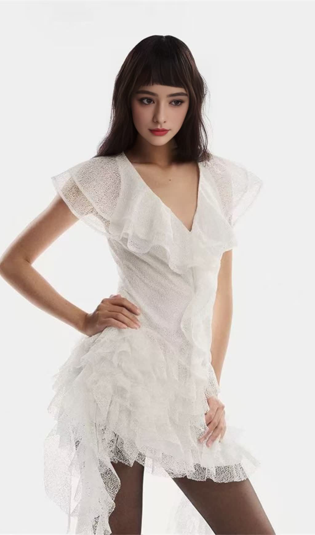 UNREGELMÄSSIGES MINIKLEID AUS WEISSER SPITZE 