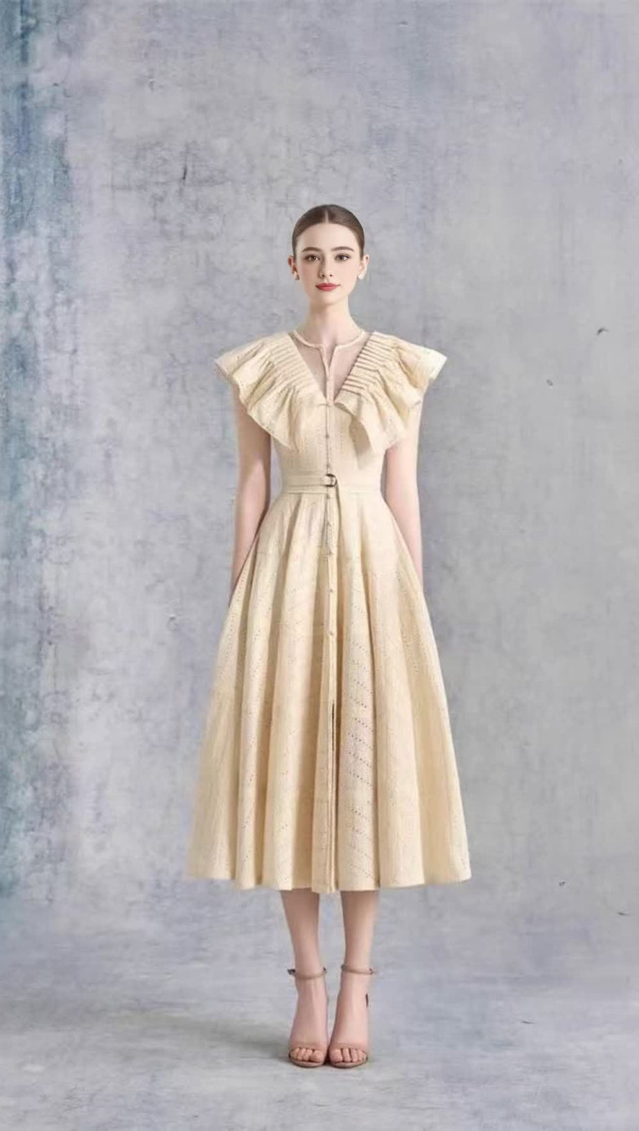 MIDIKLEID MIT RÜSCHEN UND FLIEGENDEN ÄRMELN