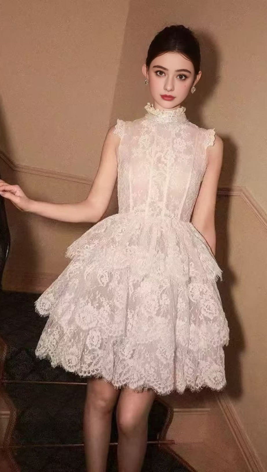 MINI ABITO IN PIZZO CON COLLO ALTO E SENZA MANICHE, BIANCO