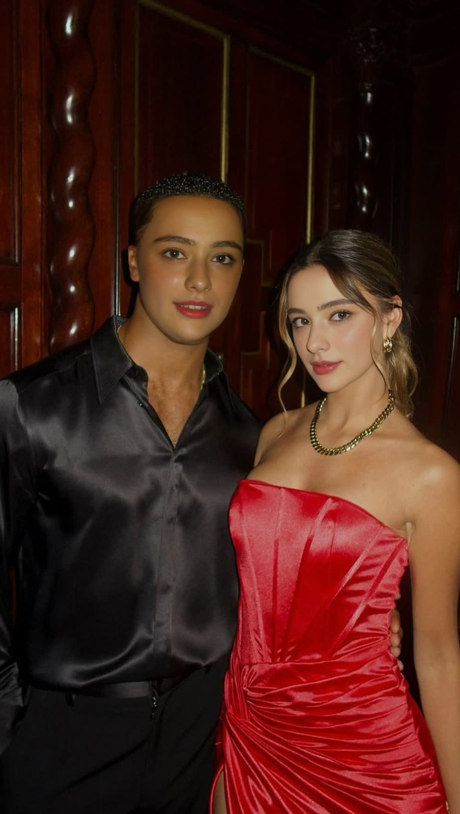 Plissiertes, trägerloses Maxikleid mit hohem Schlitz in Rot