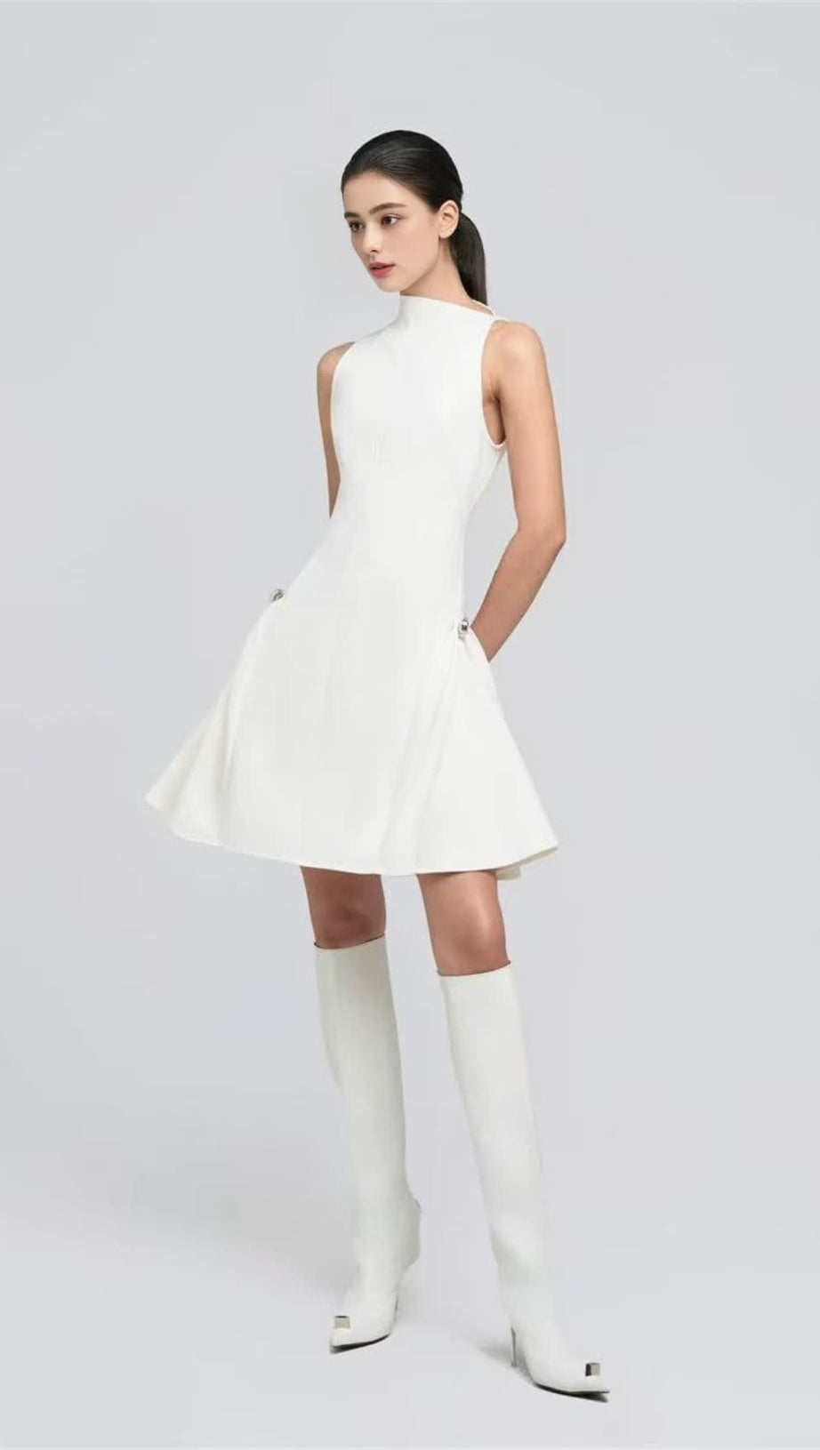 WEISSES ÄRMELLOSES MINIKLEID 