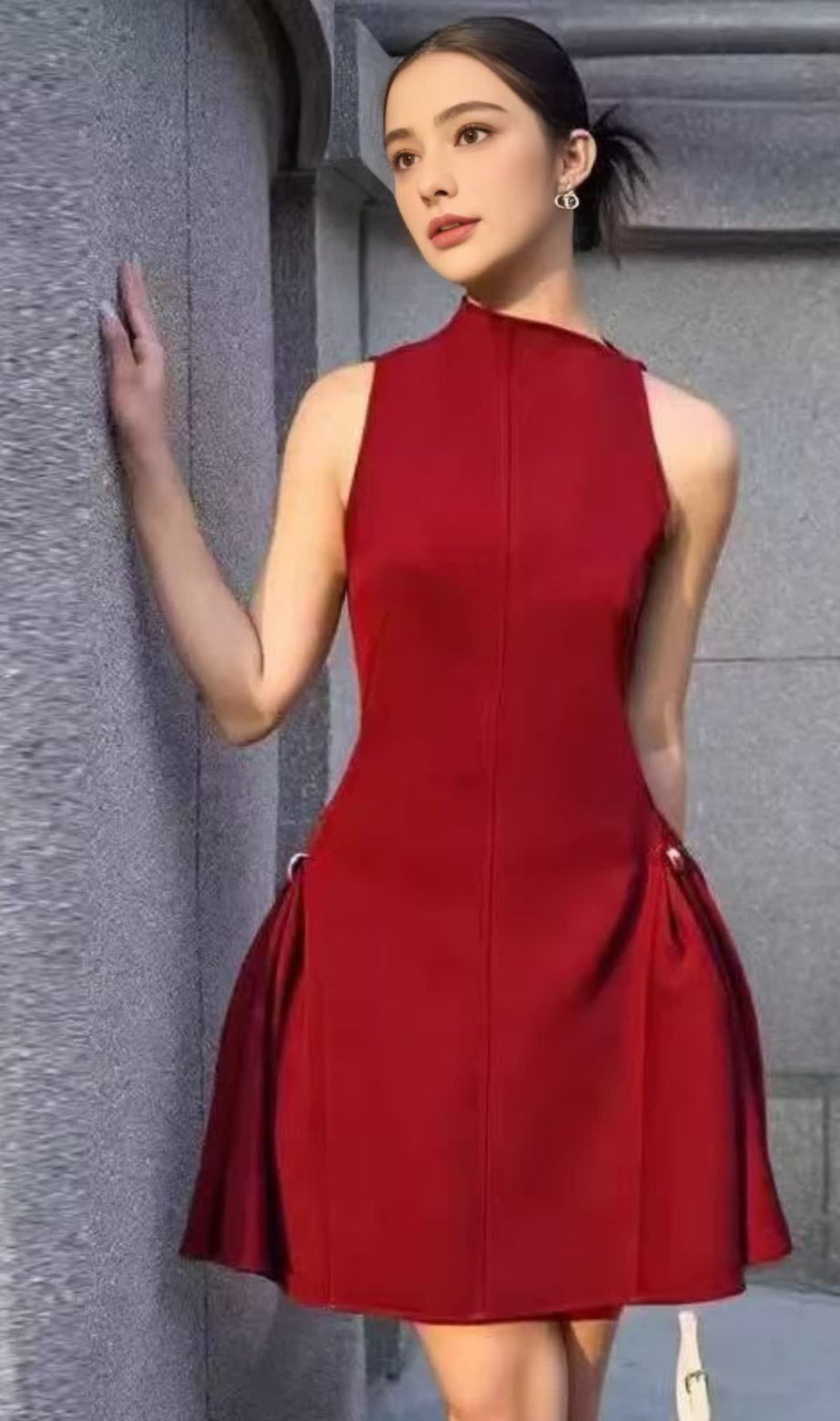 ROTES ÄRMELLOSES MINIKLEID 