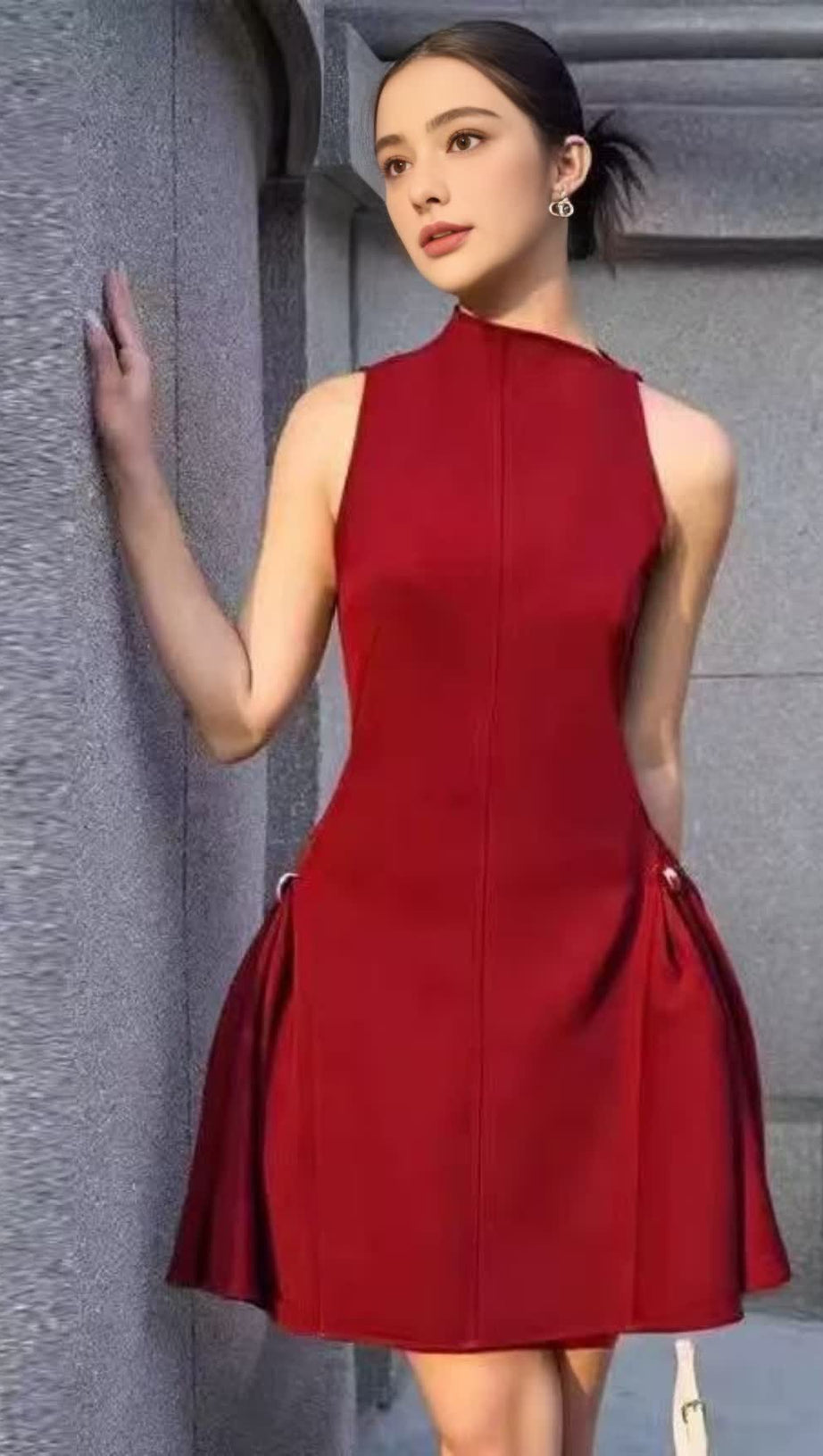 ROTES ÄRMELLOSES MINIKLEID 