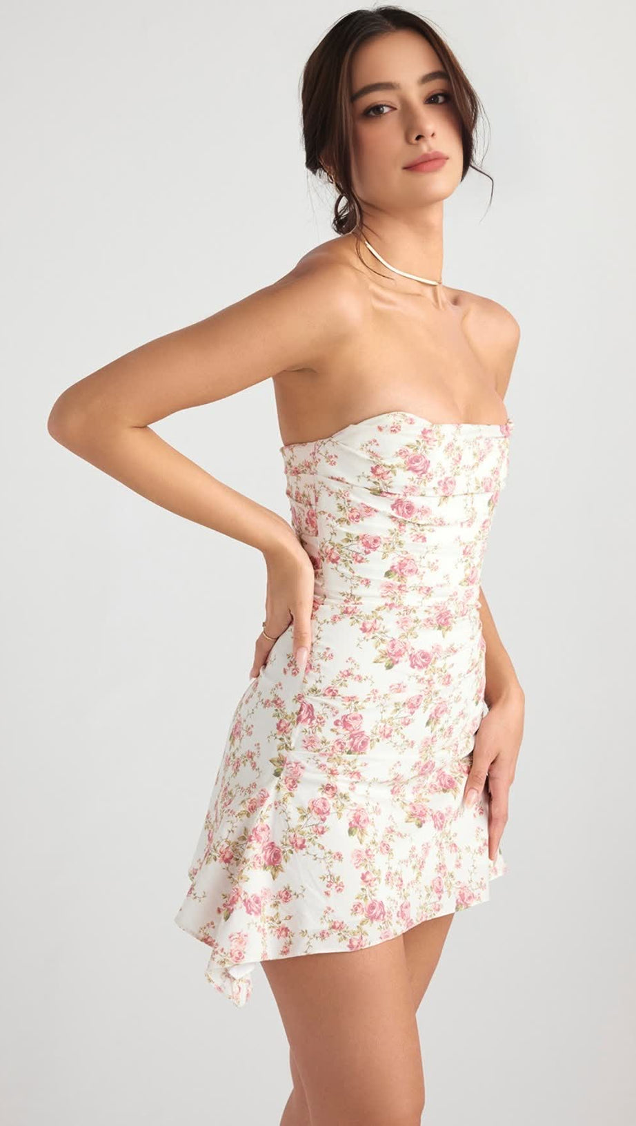 DRAPIERTES TRÄGERLOSES MINIKLEID MIT BLUMENPRINT