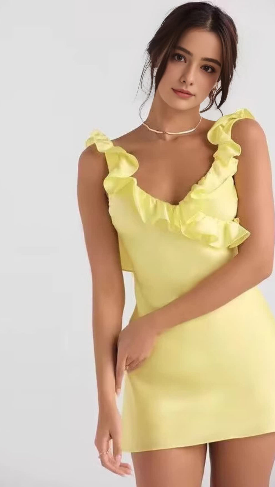 GELBES MINIKLEID AUS SATIN MIT RÜSCHEN UND BUTTERCUP-MUSTER