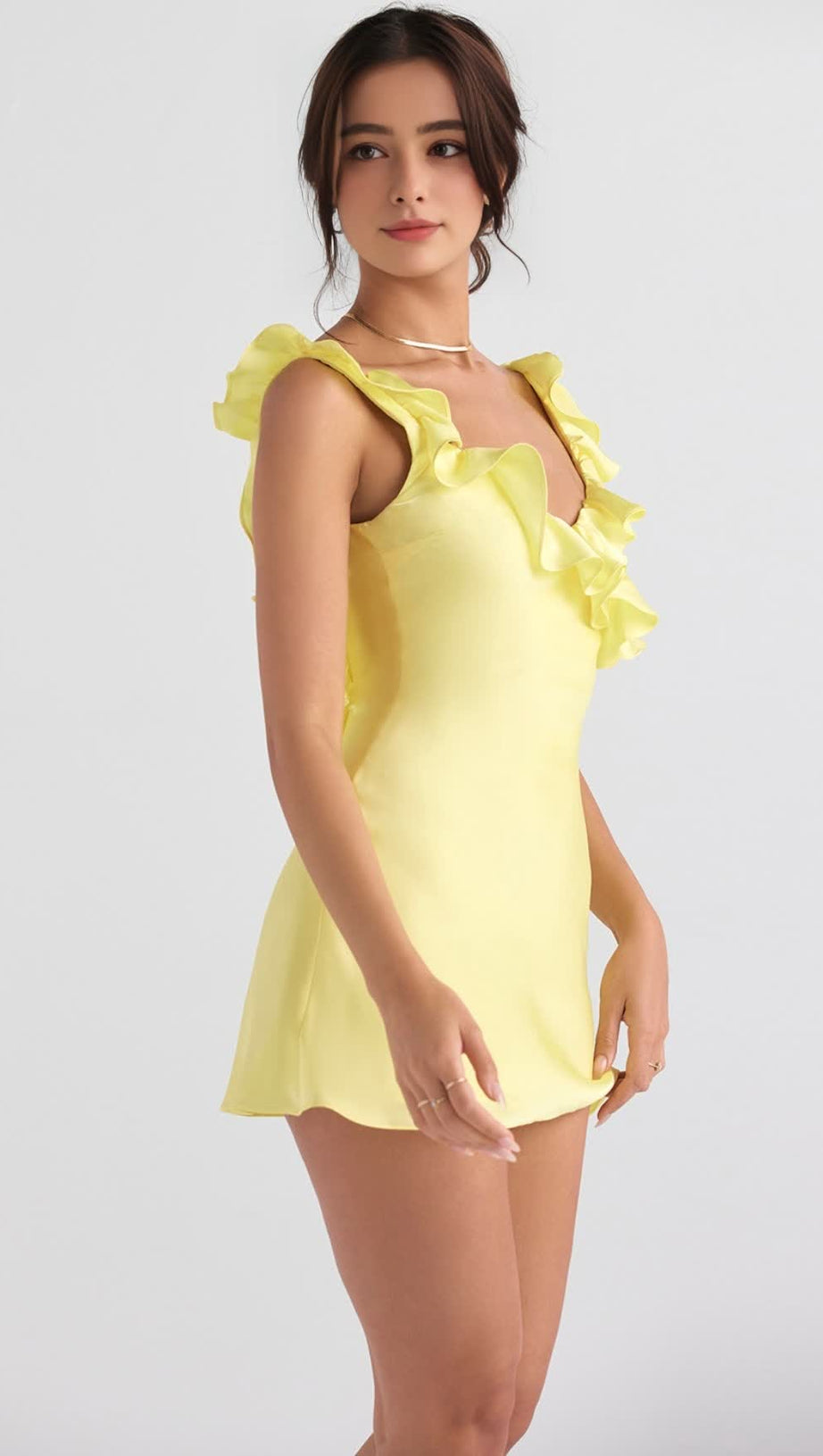 GELBES MINIKLEID AUS SATIN MIT RÜSCHEN UND BUTTERCUP-MUSTER