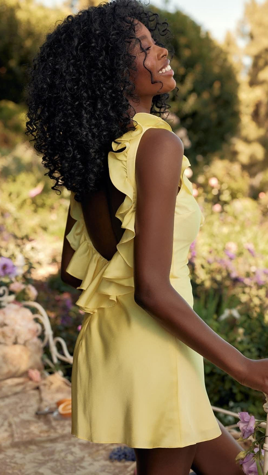 GELBES MINIKLEID AUS SATIN MIT RÜSCHEN UND BUTTERCUP-MUSTER